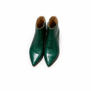 Green crocodile-patterned heeled boots from the brand comfortview at size 8.